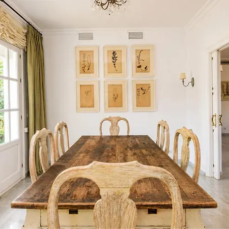 Relaxed Mediterranean Living With A Private Garden & Beachside Location Διαμέρισμα
