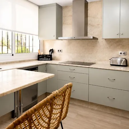 Relaxed Mediterranean Living With A Private Garden & Beachside Location Apartmán *