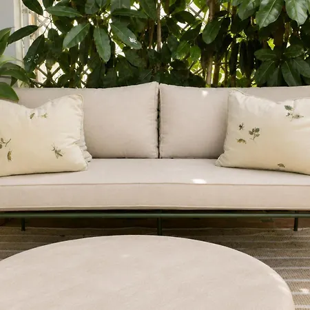 Relaxed Mediterranean Living With A Private Garden & Beachside Location Apartmán