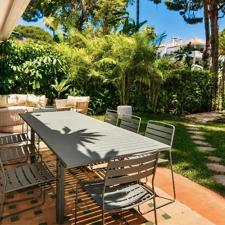 Relaxed Mediterranean Living With A Private Garden & Beachside Location Διαμέρισμα *