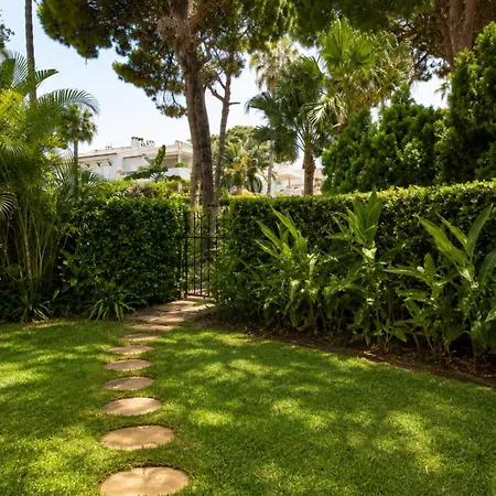 Apartmán Relaxed Mediterranean Living With A Private Garden & Beachside Location *