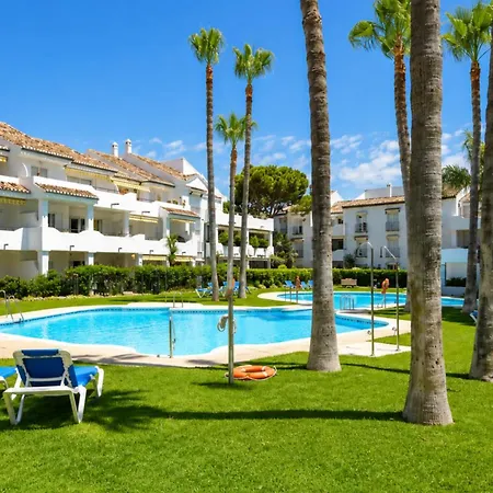 Relaxed Mediterranean Living With A Private Garden & Beachside Location Εστεπόνα