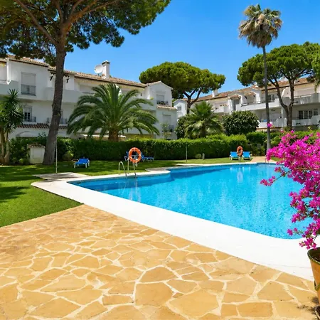 Relaxed Mediterranean Living With A Private Garden & Beachside Location Apartmán
