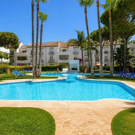Relaxed Mediterranean Living With A Private Garden & Beachside Location Apartmán Estepona